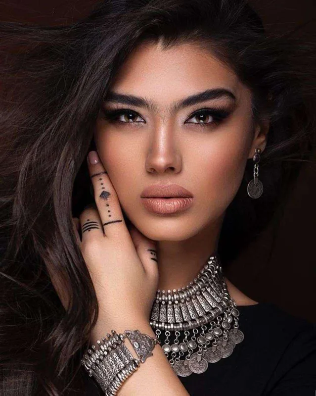 Ayaz model sevgilisi ilə üzük taxdı