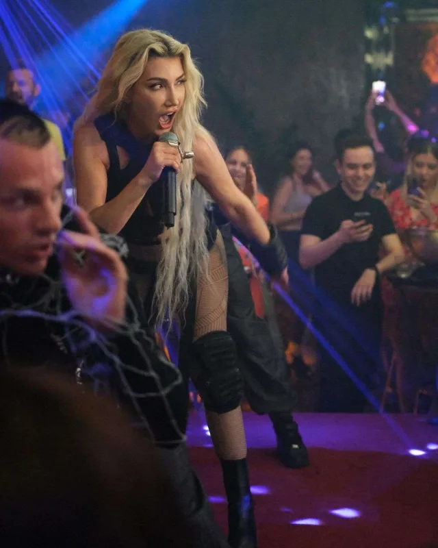 Handenin səhnə geyimi tənqid olundu