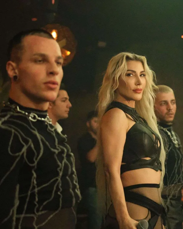 Handenin səhnə geyimi tənqid olundu