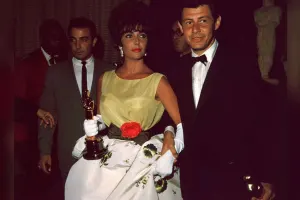 “Oskar” libası 72,5 min dollara satılır