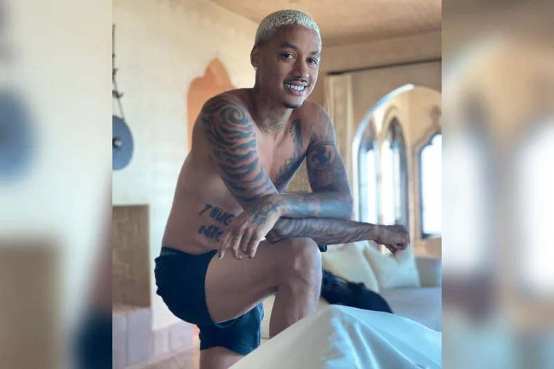 “Biz yeniyetmələr kimi öpüşürük”