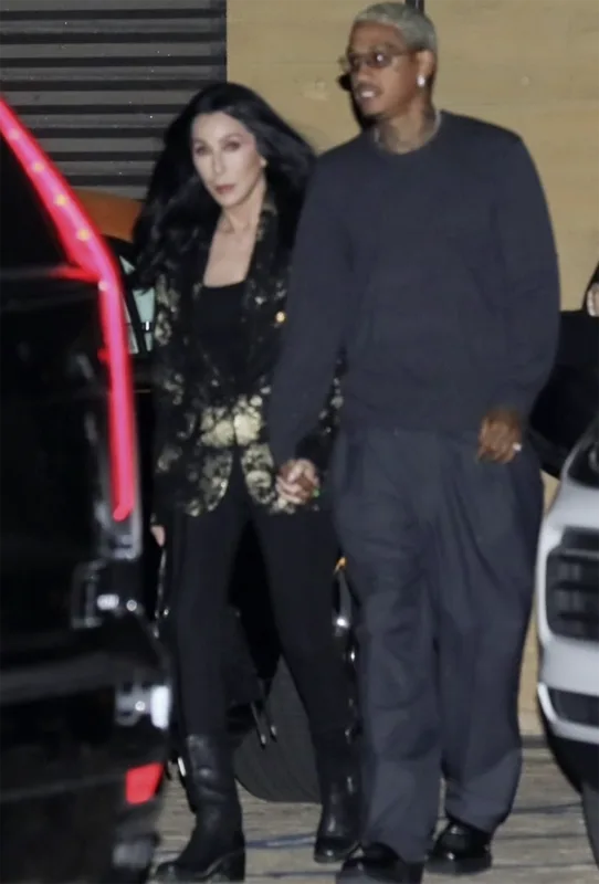 “Biz yeniyetmələr kimi öpüşürük”