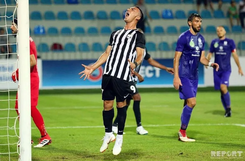 Futbolçuyla Mehinin eşqinə “qırmızı kart”!