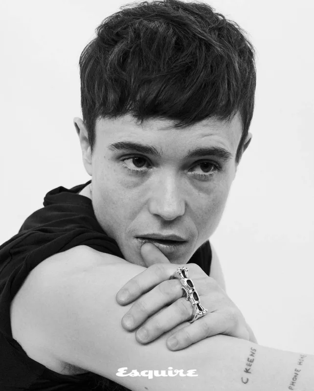 Cinsini dəyişən Elliot kamera qarşısında