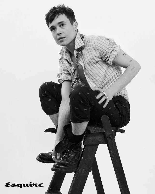 Cinsini dəyişən Elliot kamera qarşısında