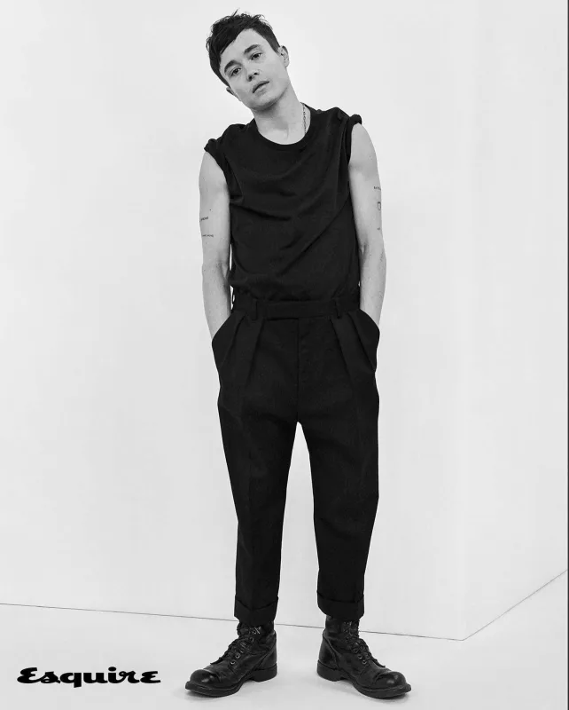 Cinsini dəyişən Elliot kamera qarşısında