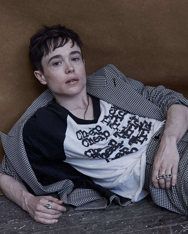 Cinsini dəyişən Elliot kamera qarşısında