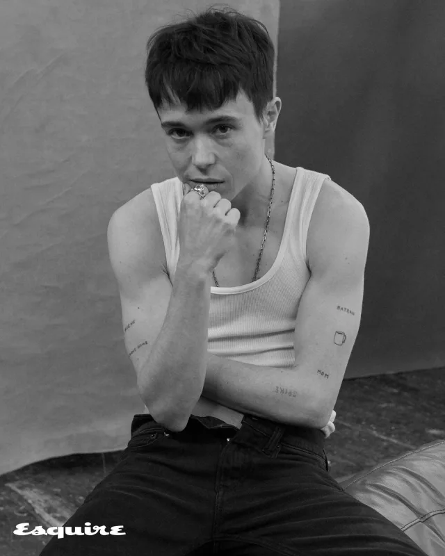 Cinsini dəyişən Elliot kamera qarşısında