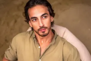 “Yaxamdan əl çəkin”