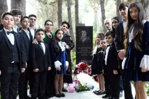 100 illiyində məzarı ziyarət edildi