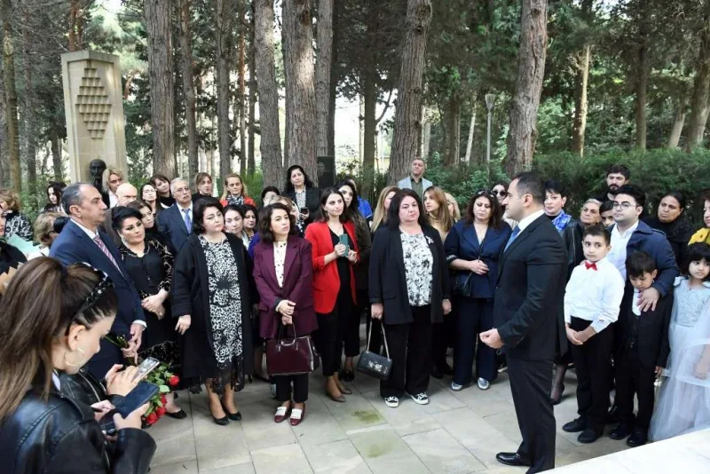 100 illiyində məzarı ziyarət edildi