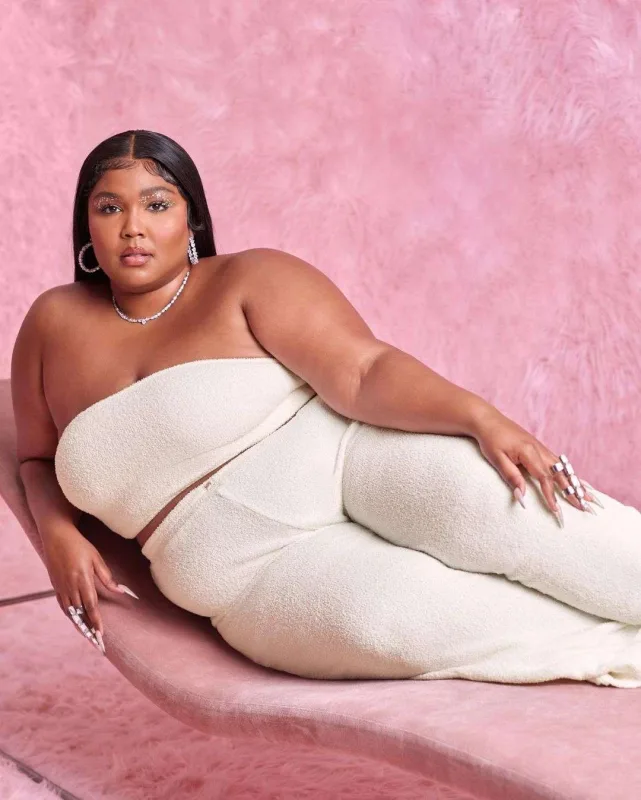 Lizzo öz markası üçün pozalar verdi