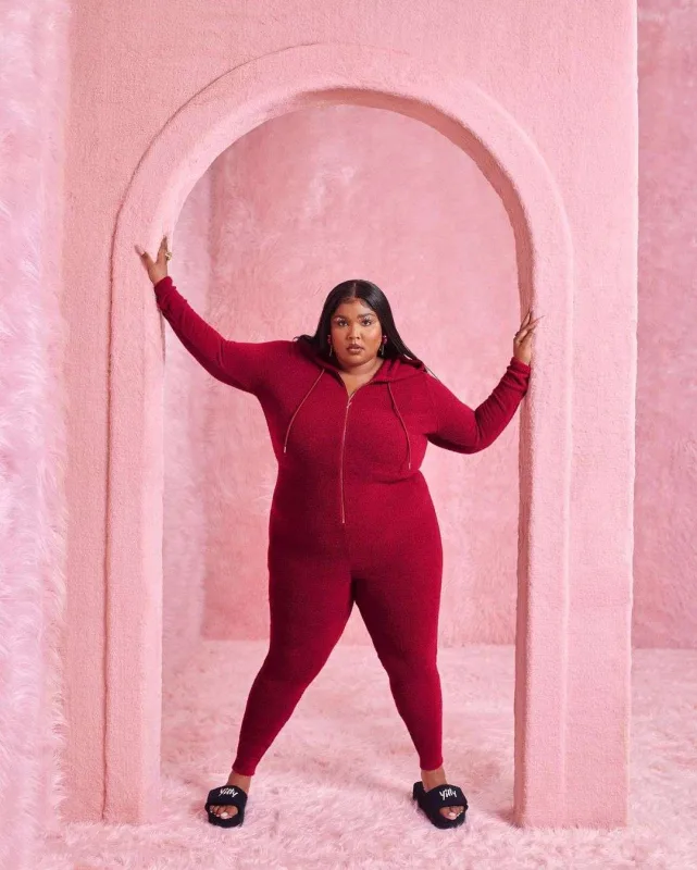 Lizzo öz markası üçün pozalar verdi