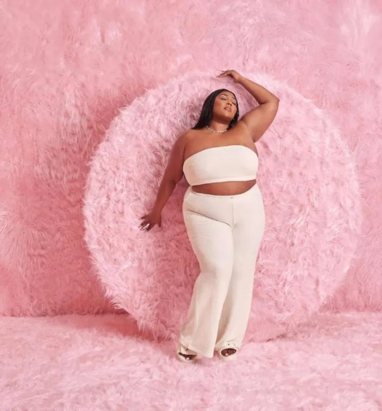 Lizzo öz markası üçün pozalar verdi