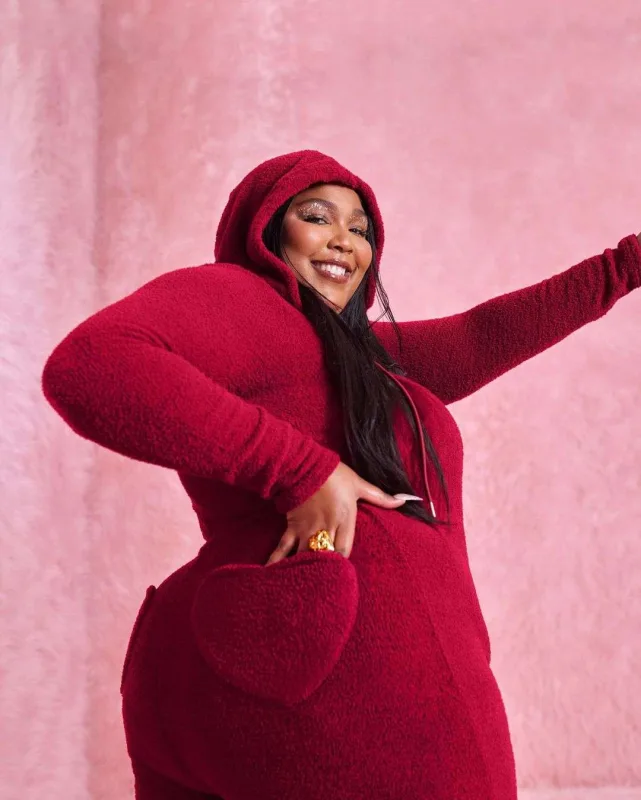 Lizzo öz markası üçün pozalar verdi