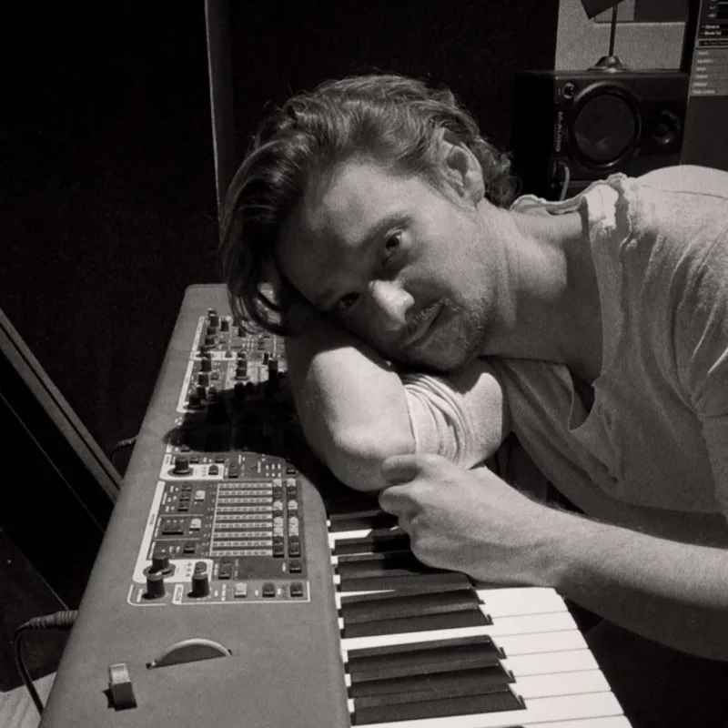 Eldar məktəb açmaq istəyir!