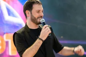 Əvvəl gül verdi, sonra onu öpmək istədi