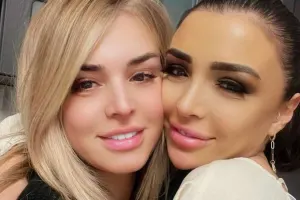 Renka bacısına maşın bağışladı