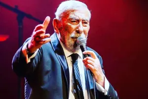 Kikabidzedən “Bəri bax” ifası