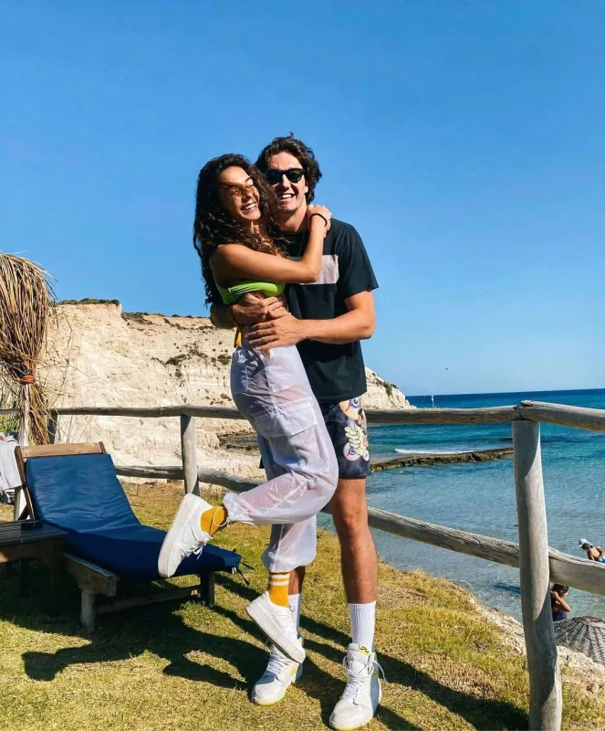 18 milyonluq maşınını özü ilə gətirtdi