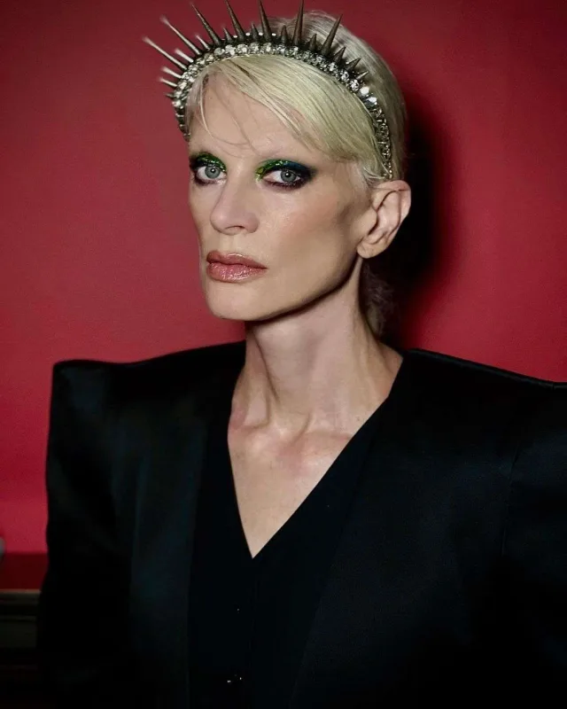 Göz makiyajına zümrüd yaşılının təsiri...