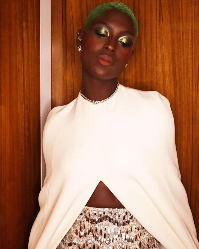 Göz makiyajına zümrüd yaşılının təsiri...