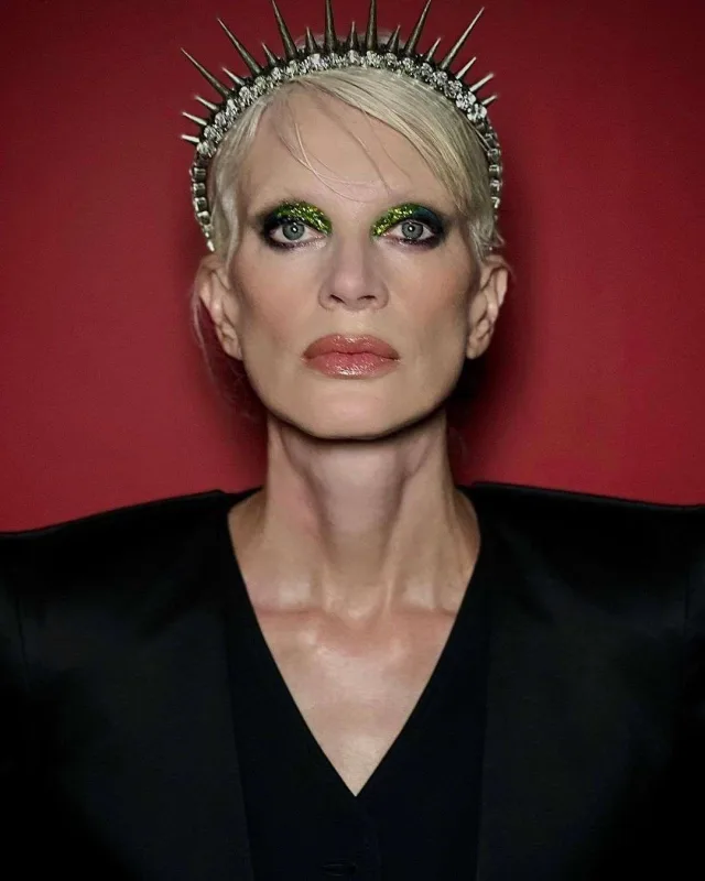 Göz makiyajına zümrüd yaşılının təsiri...