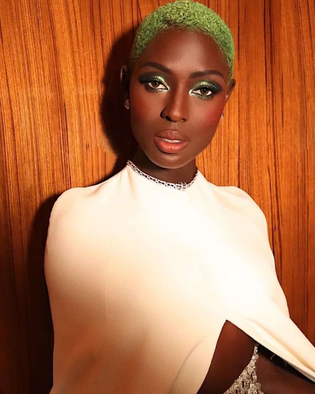 Göz makiyajına zümrüd yaşılının təsiri...