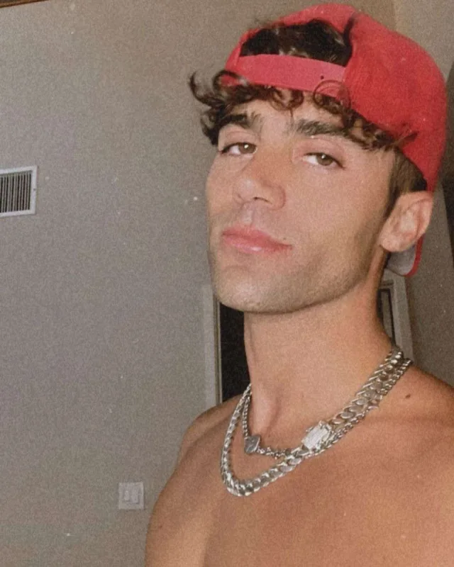 Nikinin mahnısı 1-ci olsa, çılpaq fotosunu paylaşacaq