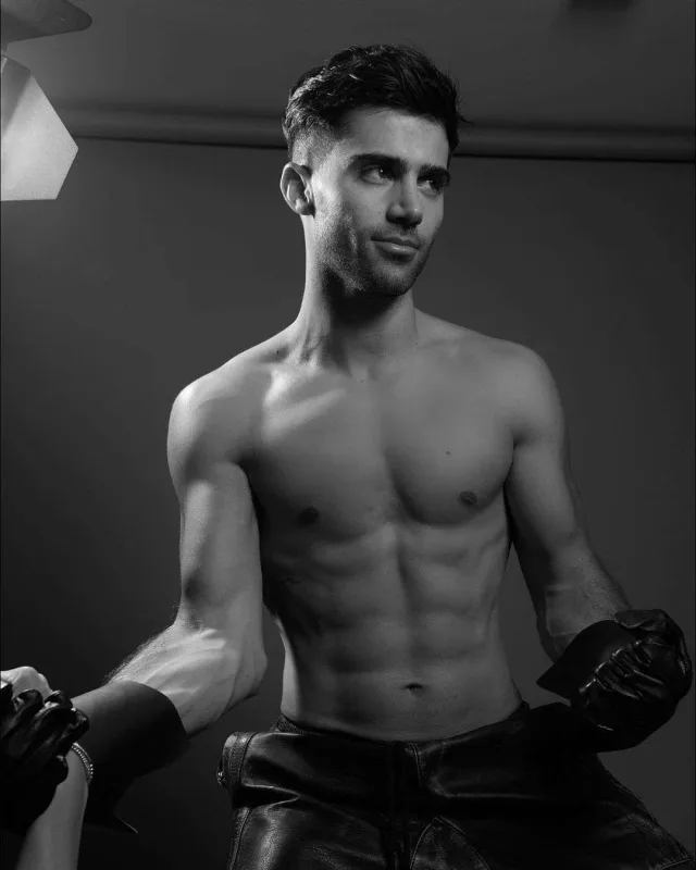 Nikinin mahnısı 1-ci olsa, çılpaq fotosunu paylaşacaq