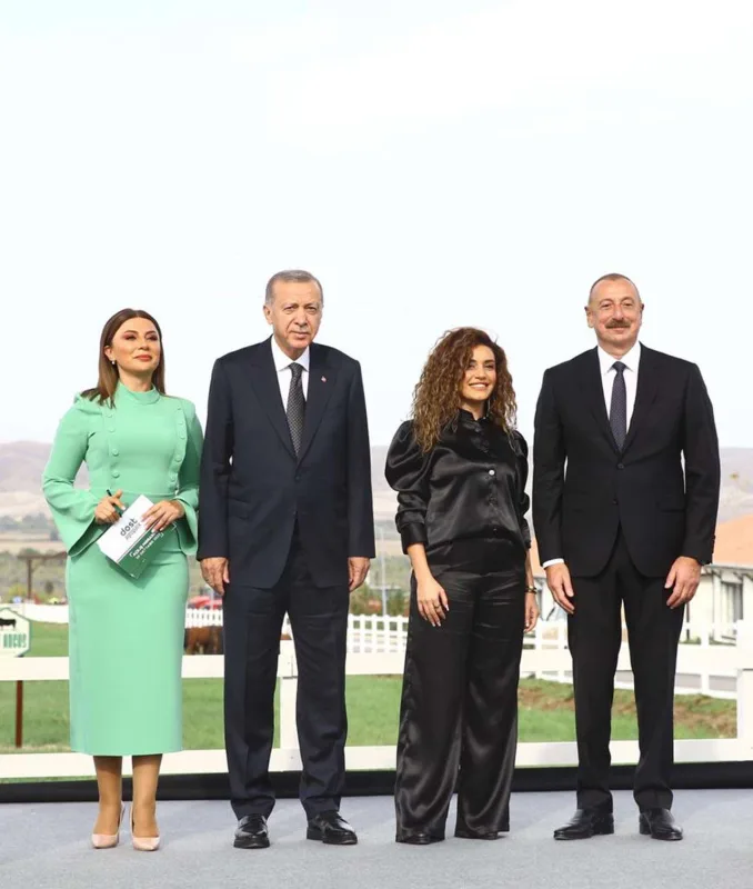 Prezident Çinarəni səhnəyə dəvət etdi - VİDEO