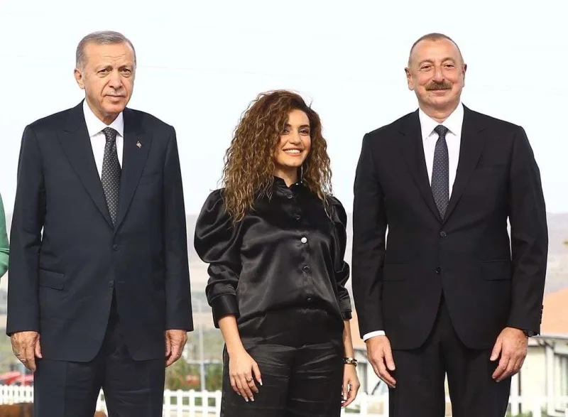 Prezident Çinarəni səhnəyə dəvət etdi - VİDEO