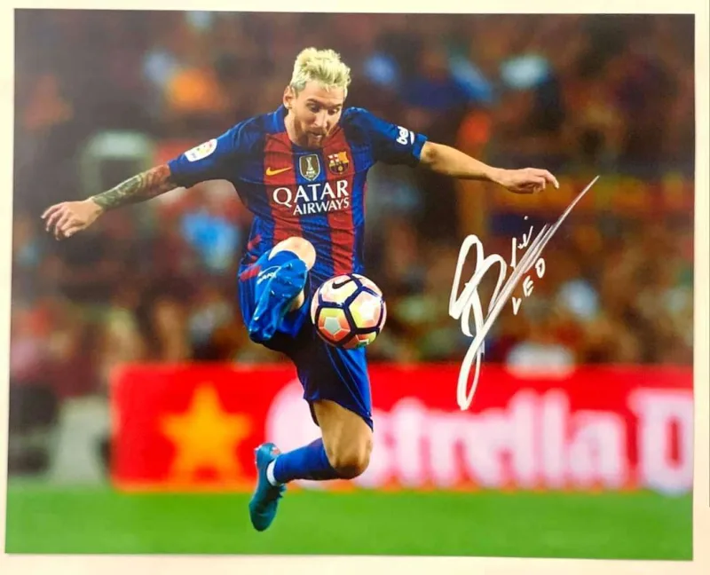 Onların imzalı fotoları Bakıda ucuz qiymətə satılır