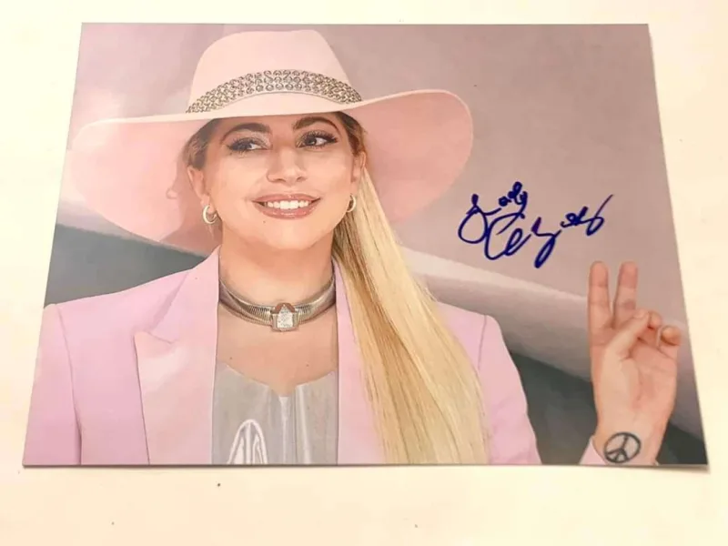 Onların imzalı fotoları Bakıda ucuz qiymətə satılır