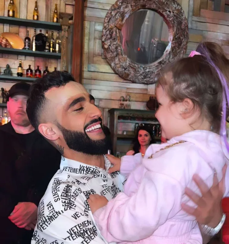 Ulduzlar Hüseynin ad günündə