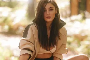 Sualı eşidən Hande özündən çıxdı