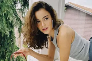 Fotoşopla boyunu uzatdı