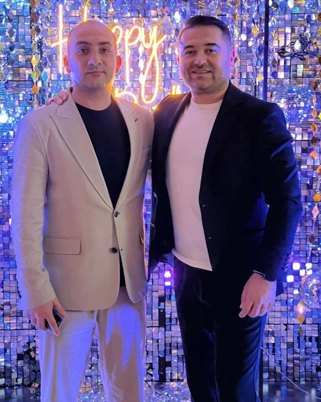 İlkin həm özünə, həm xanımına ad günü etdi