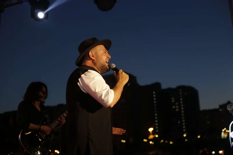 Murad açıq havada konsert verdi