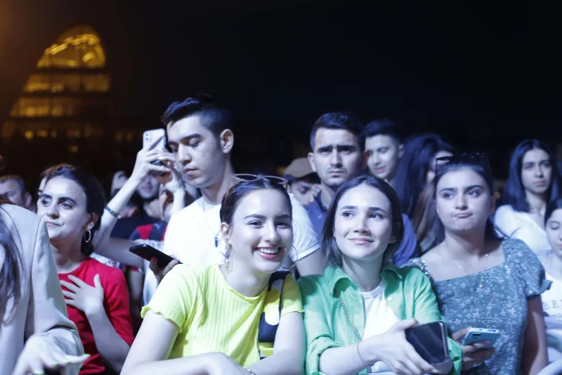 Murad açıq havada konsert verdi