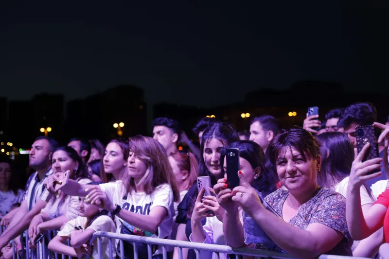 Murad açıq havada konsert verdi