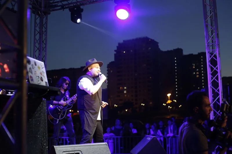 Murad açıq havada konsert verdi