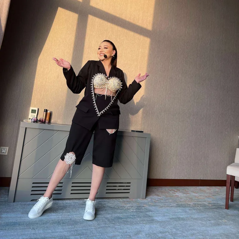 Səhnə libası da müzakirəsiz ötüşmədi