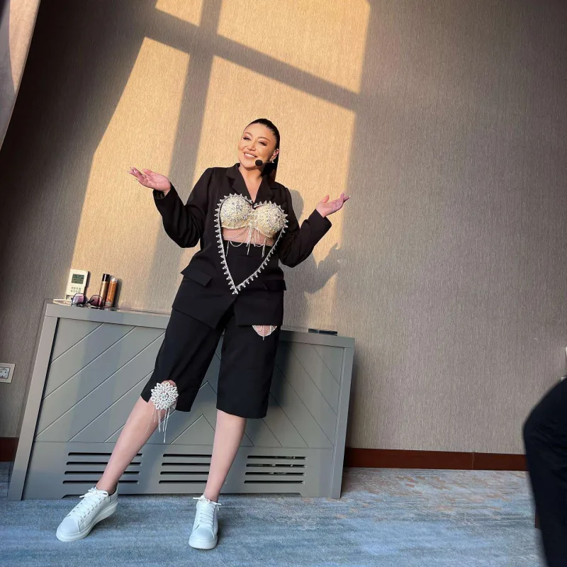 Səhnə libası da müzakirəsiz ötüşmədi