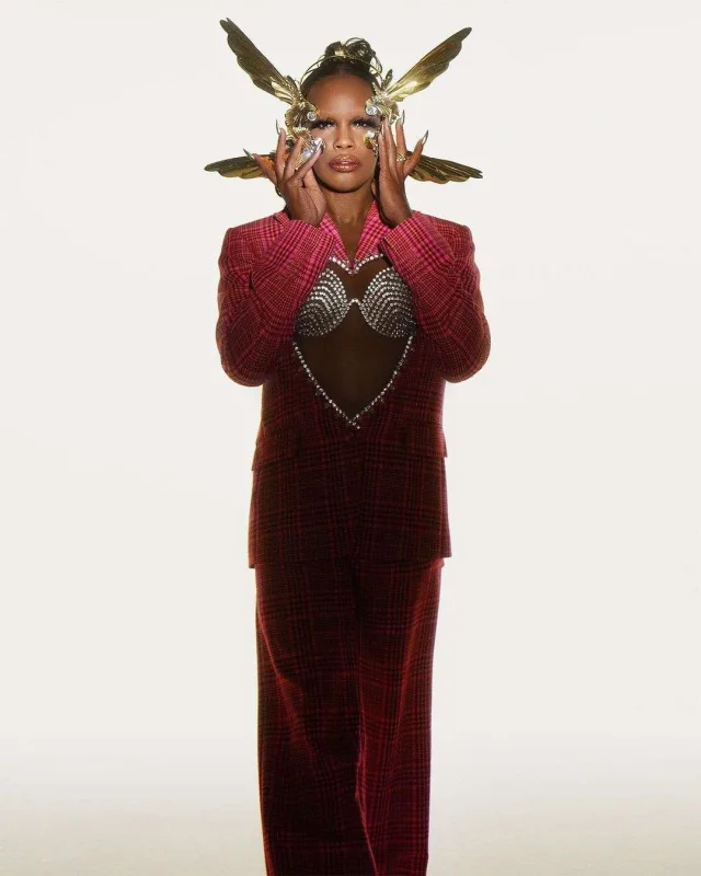 Səhnə libası da müzakirəsiz ötüşmədi