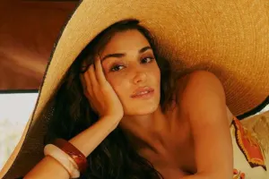 Hande Erçel “Vogue” üçün pozalar verdi