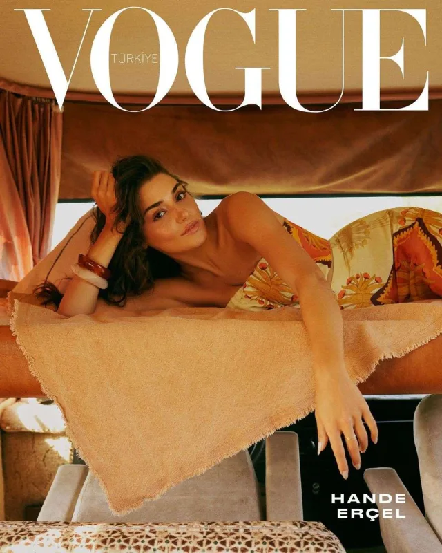 Hande Erçel “Vogue” üçün pozalar verdi