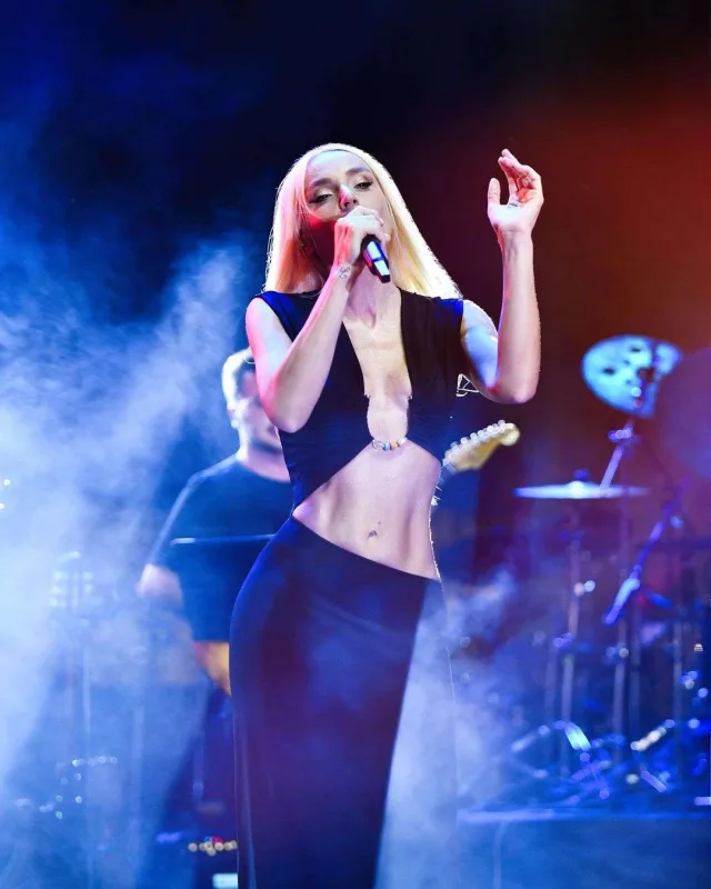 Gülşen aylıq gəlirini açıqladı