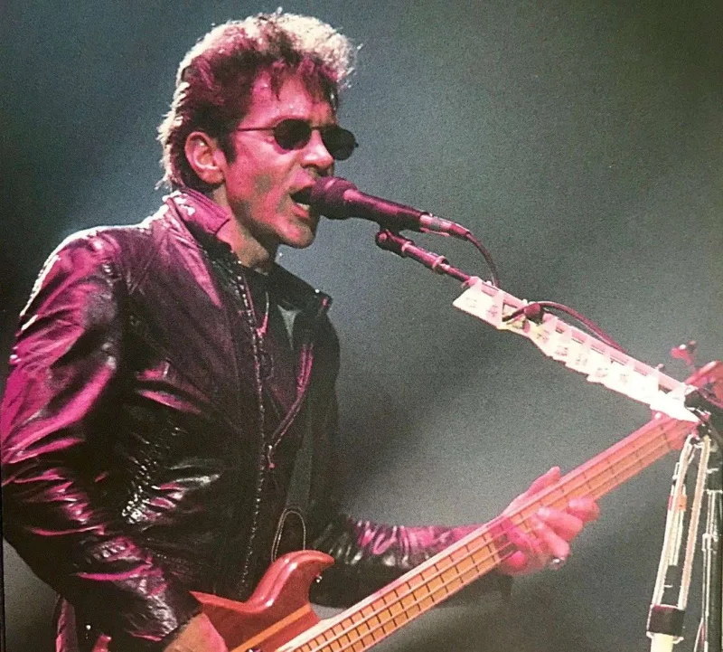 Məşhur qrupun keçmiş gitaraçısı vəfat etdi