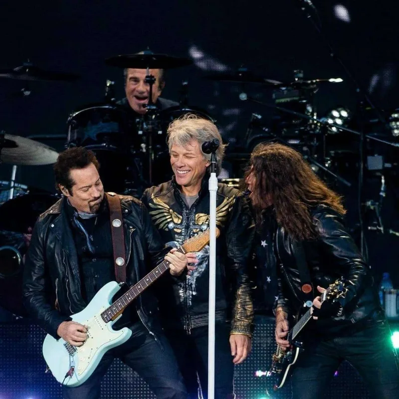 Məşhur qrupun keçmiş gitaraçısı vəfat etdi